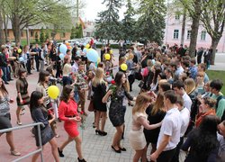 Із побажаннями удачі і легкого навчання випускники подарували першокурсникам подарунки-талісмани